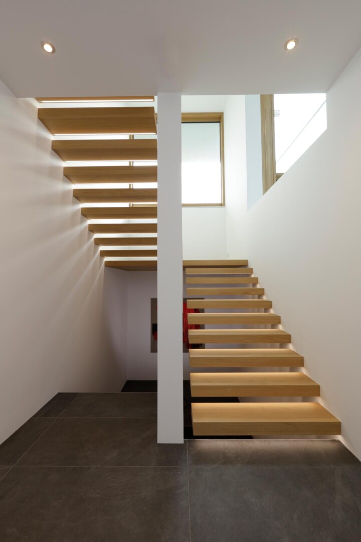 Treppe über mehrere Etaten mit Zwischenbereich