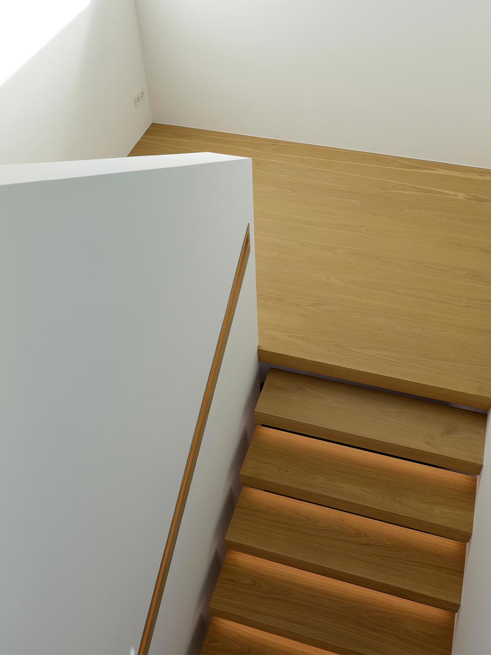 Eine Kragramtreppe, die den Preis "Treppe des Jahres" in der Kategorie Trend gewonnen hat. Sie hat ist zeitlos und hat elegant verbaute Lichtbänder