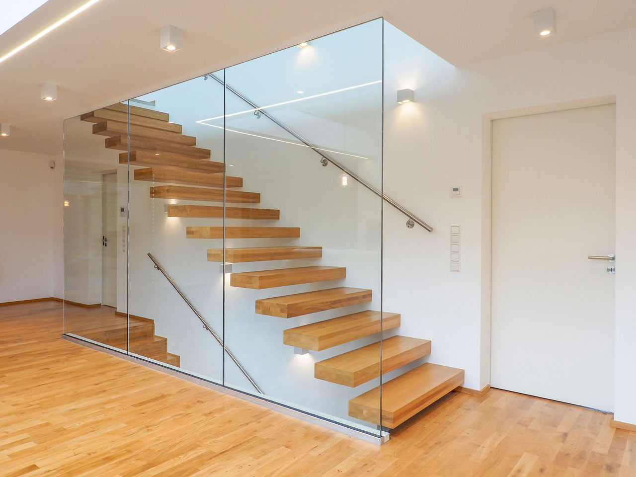 Kargramtreppe hinter Glas mit Handlauf
