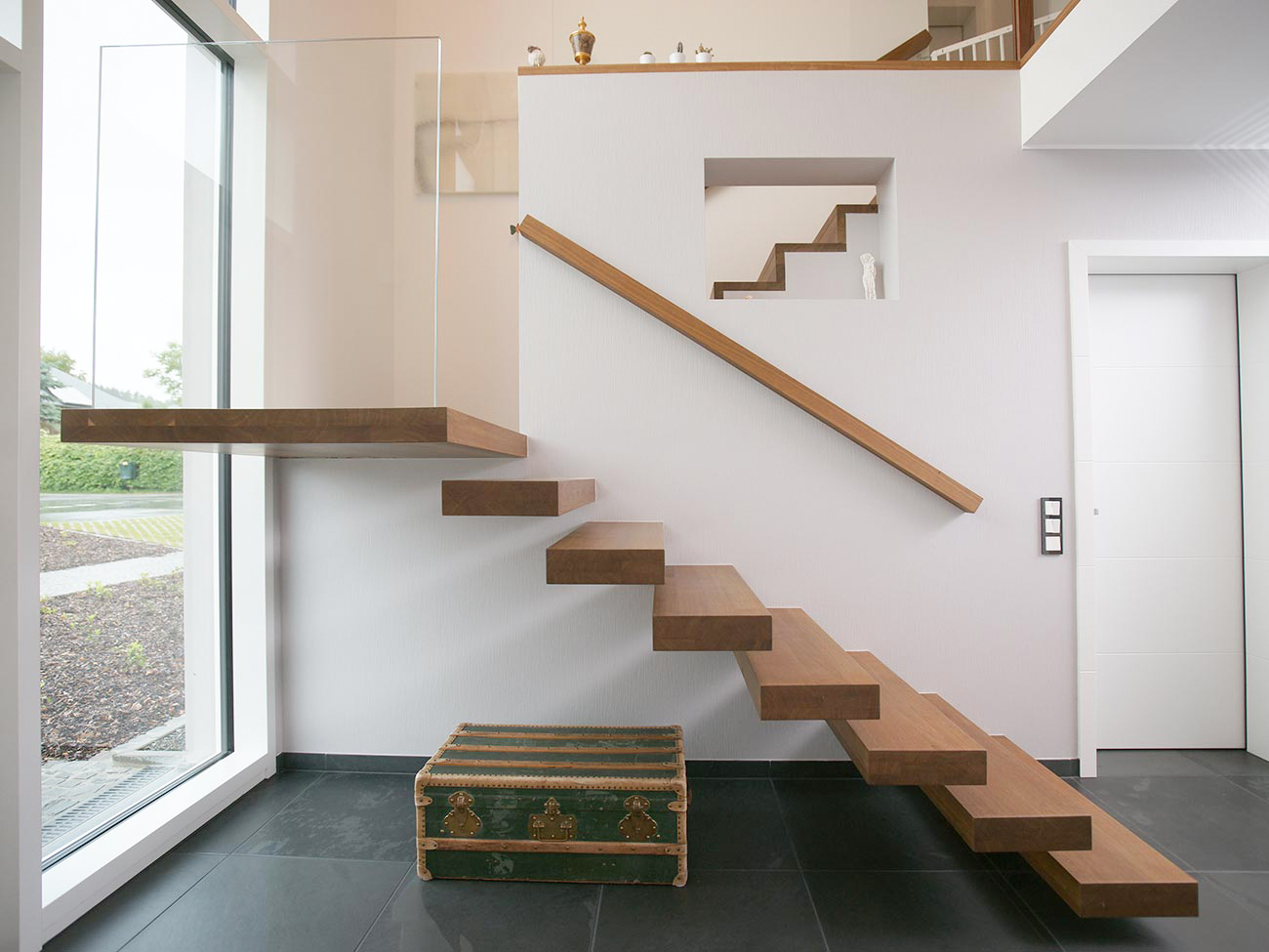 Designobjekt Kragarmtreppe mit schlichtem Handlauf und Glasgeländerscheibe
