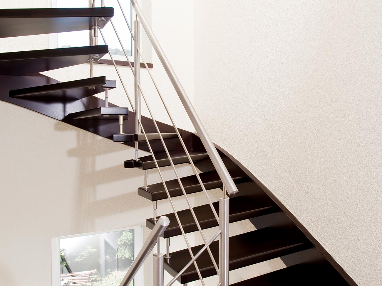 Nahaufnahme einer schwarzen Thummtreppe, die um eine Kurve geht