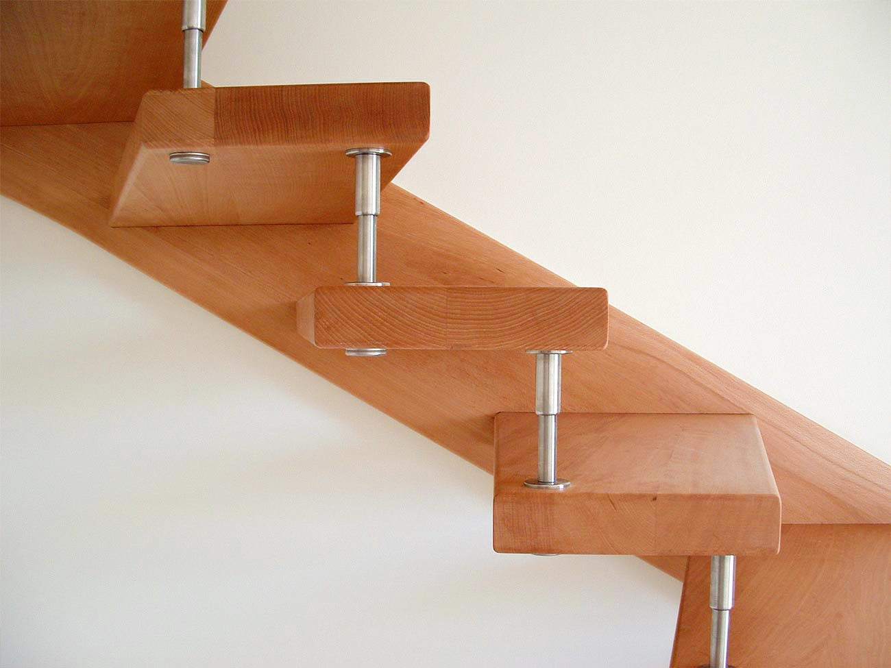 Detail der Treppenstufen einer Thummtreppe mit silbernen Metallbolzen