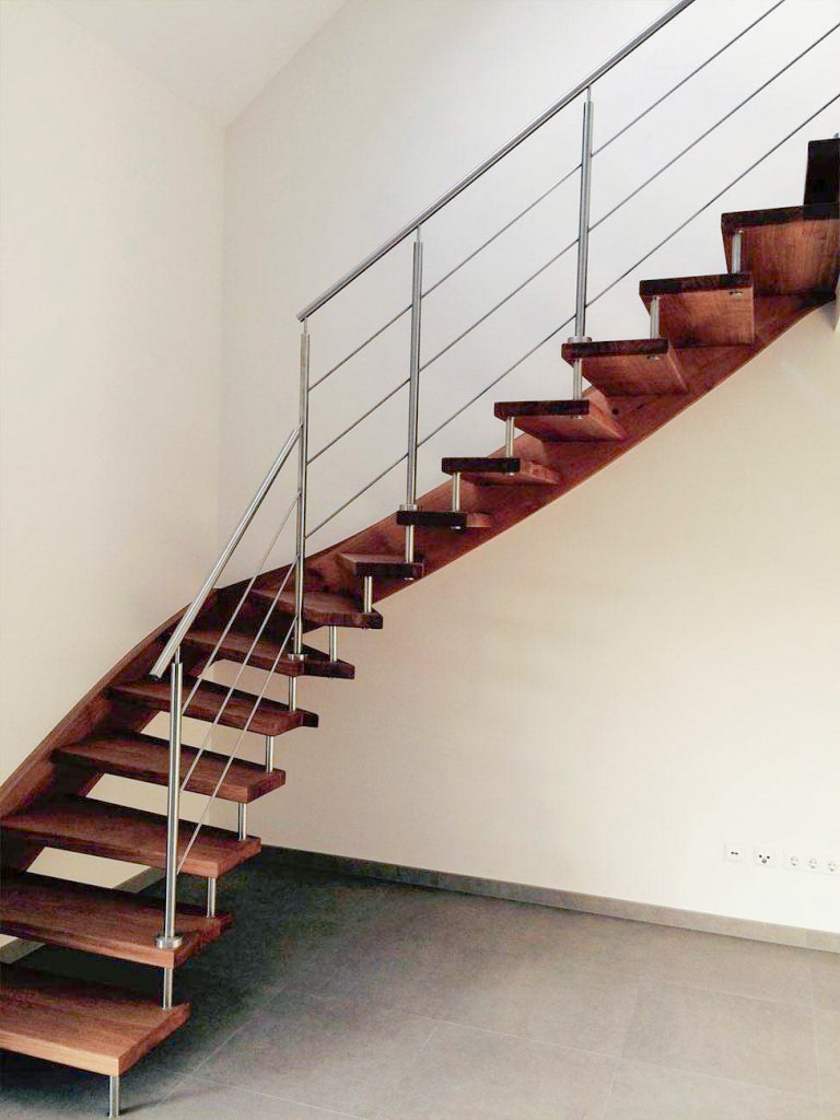 Elegante Thummtreppe mit schmalen Metallbolzen aus dunklerem Holz