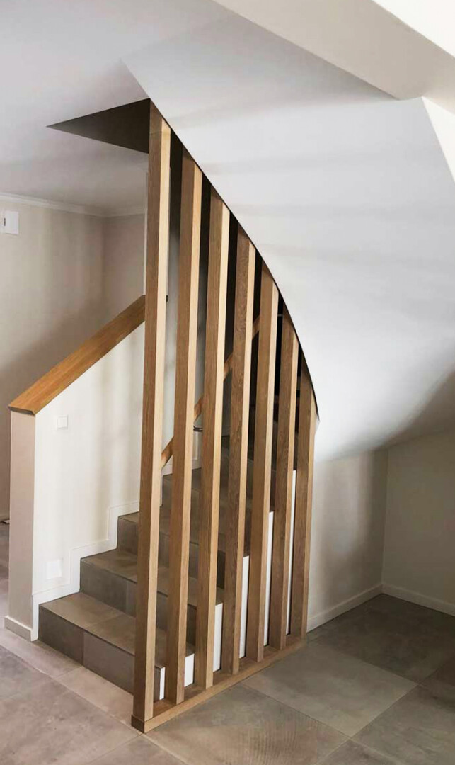 Elegantes Holzgeländer an einer Treppe