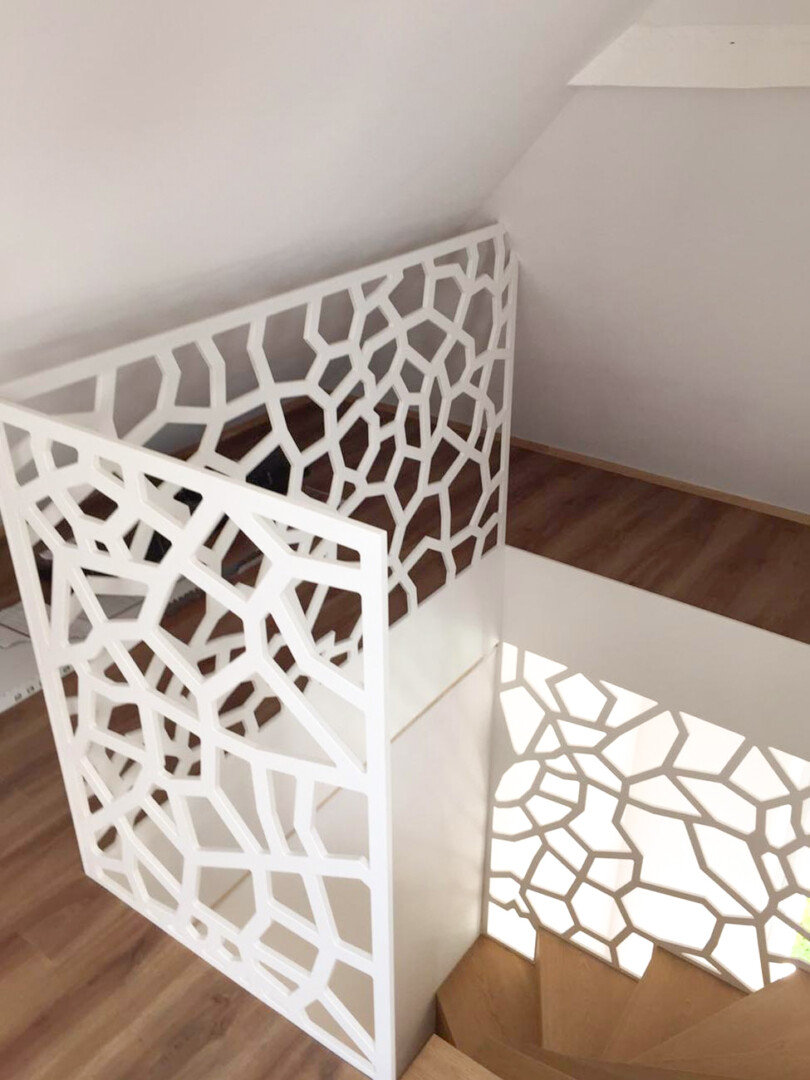 Individuelles weißes Holzgeländer mit Cut-Out-Design