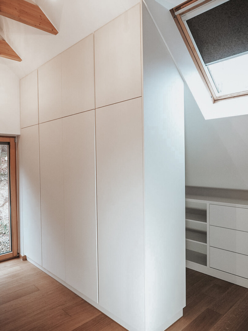 Begehbarer Kleiderschrank innerhalb einer Dachschräge