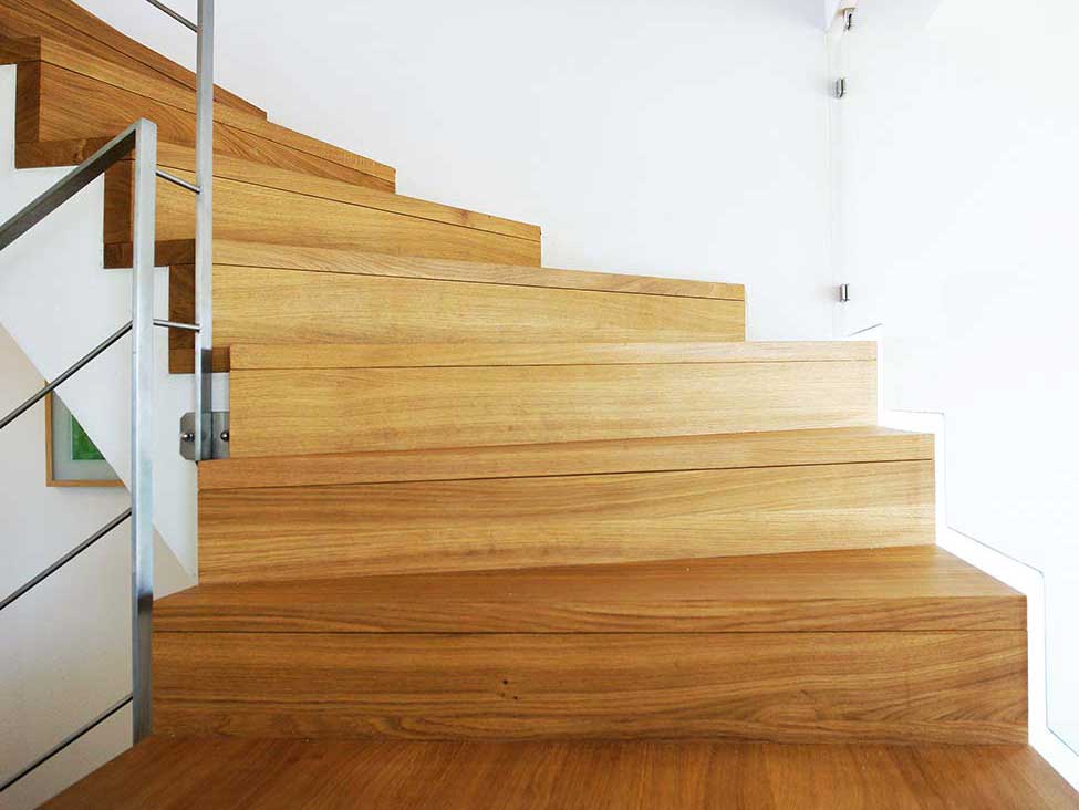 Detailaufnahme einer Betontreppe die um eine leichte Kurve geht