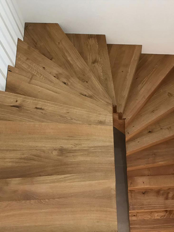 Offene Treppe um Kurve ohne Geländer