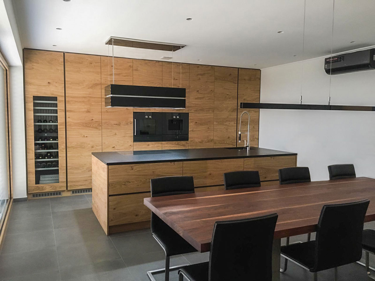 Wunschküche in dunklem Holz vom Schreiner