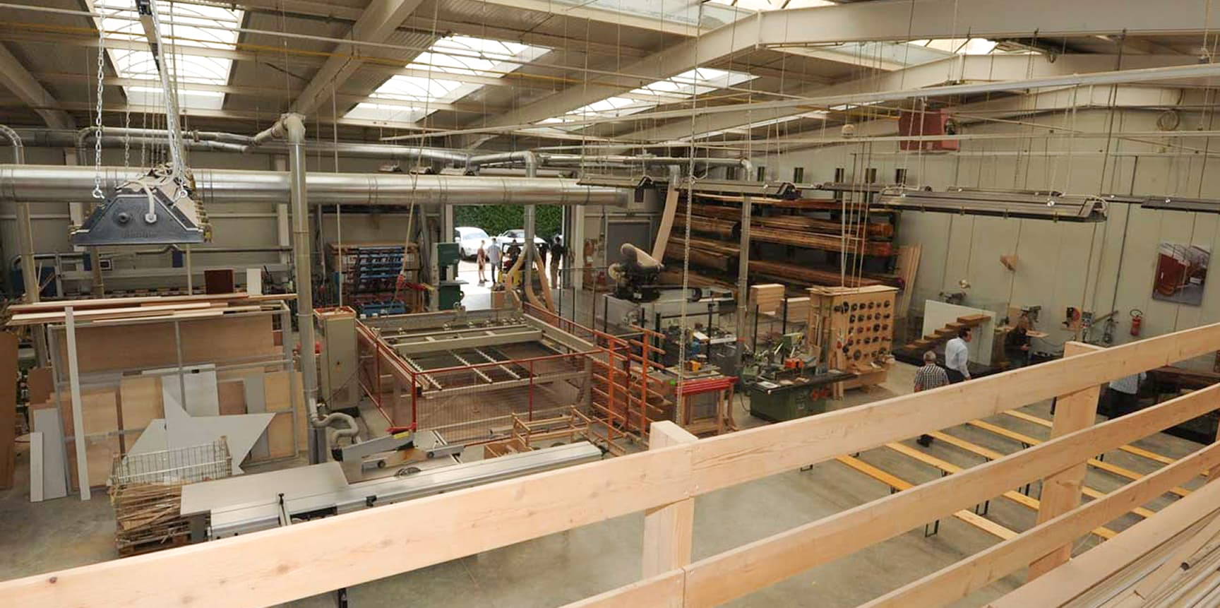 eine großflächige moderne Schreinerwerkstatt in der Halle in Trier