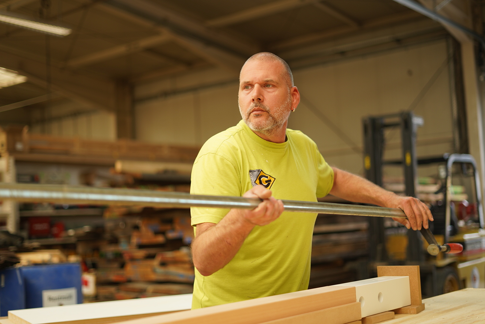 Ein Schreinergeselle bei der Arbeit in der Werkstatt